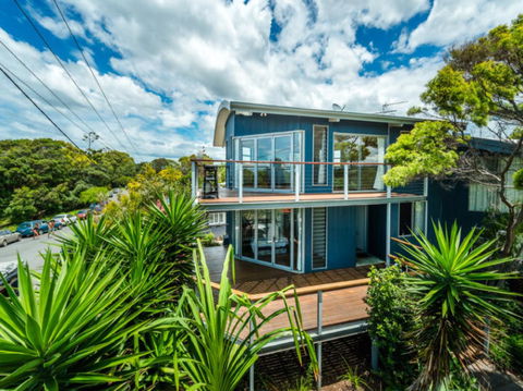 Valla's Beach House - Accommodation Main Beach 6