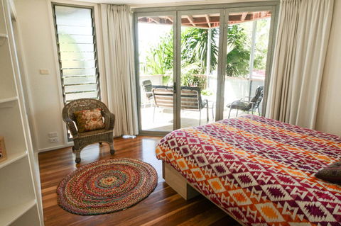 Valla's Beach House - Accommodation Main Beach 16