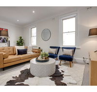 Large stylish and quiet penthouse steps from surf - Accommodation Main Beach