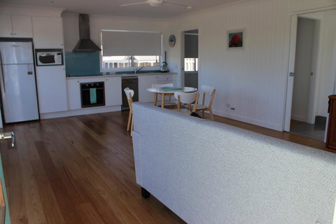Red Waratah - Accommodation Main Beach 7