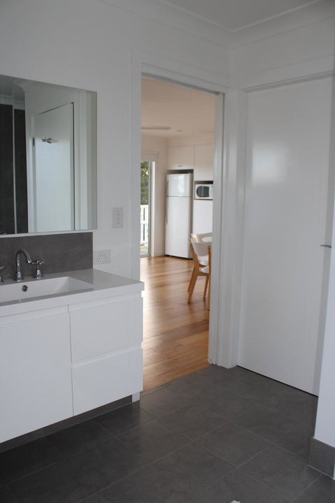 Red Waratah - Accommodation Main Beach 10