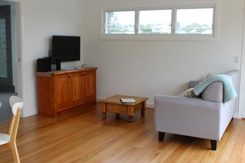 Red Waratah - Accommodation Main Beach 5