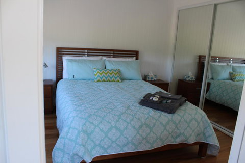 Red Waratah - Accommodation Main Beach 6