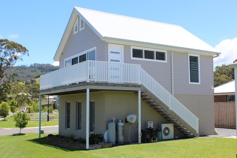 Red Waratah - Accommodation Main Beach 3