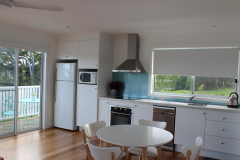 Red Waratah - Accommodation Main Beach 8