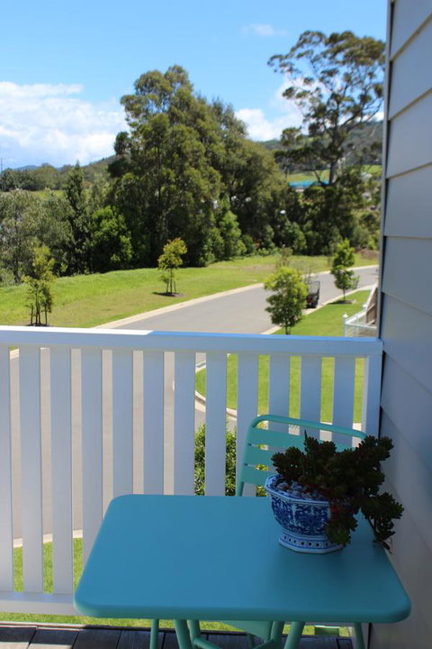 Red Waratah - Accommodation Main Beach 1