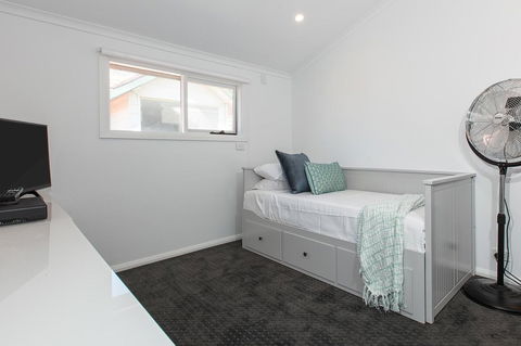 Elegant Family Home Close To Harbour And Views - Accommodation Main Beach 8