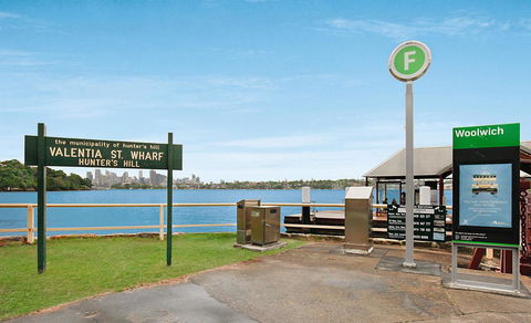 Elegant Family Home Close To Harbour And Views - Accommodation Main Beach 16