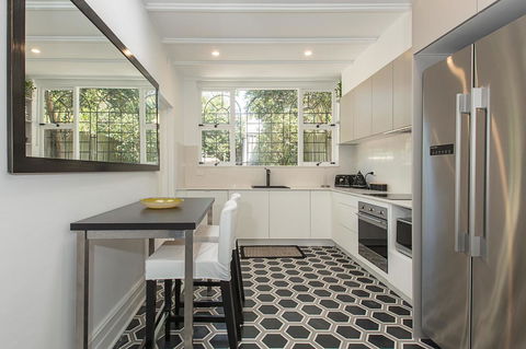 Elegant Family Home Close To Harbour And Views - Accommodation Main Beach 5