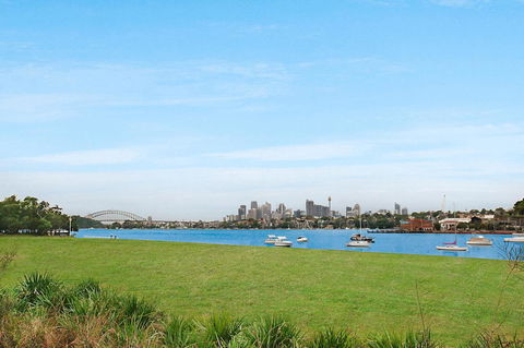 Elegant Family Home Close To Harbour And Views - Accommodation Main Beach 17