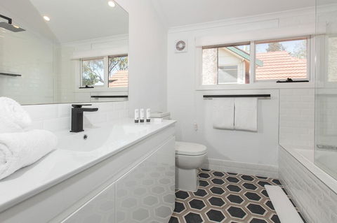 Elegant Family Home Close To Harbour And Views - Accommodation Main Beach 10