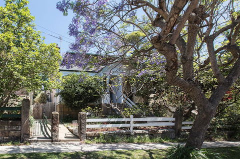 Elegant Family Home Close To Harbour And Views - Accommodation Main Beach 15