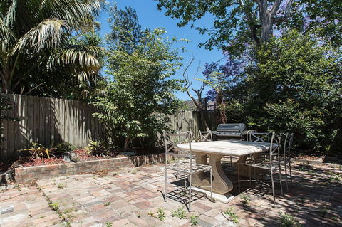 Elegant Family Home Close To Harbour And Views - Accommodation Main Beach 14