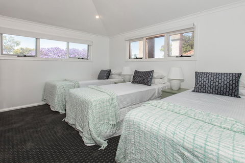Elegant Family Home Close To Harbour And Views - Accommodation Main Beach 9