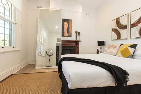 Elegant Family Home Close To Harbour And Views - Accommodation Main Beach 2
