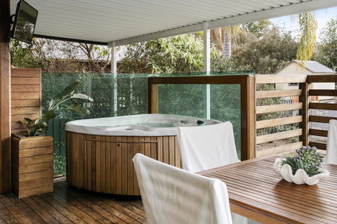The Spa Cottage With HotTub, Netflix & Stan - Accommodation Main Beach 24