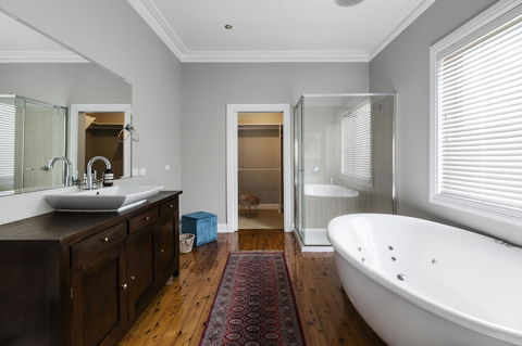 The Spa Cottage With HotTub, Netflix & Stan - Accommodation Main Beach 12
