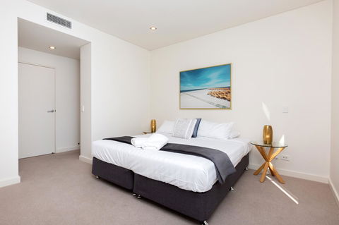 The Penthouse - Accommodation Main Beach 13