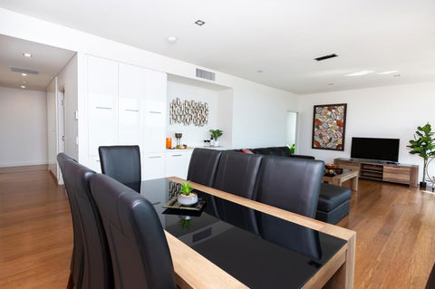 The Penthouse - Accommodation Main Beach 8