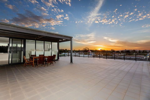 The Penthouse - Accommodation Main Beach 33