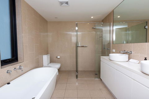 The Penthouse - Accommodation Main Beach 16