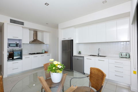 The Penthouse - Accommodation Main Beach 6