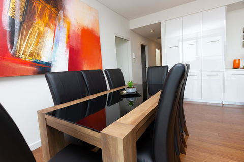 The Penthouse - Accommodation Main Beach 7