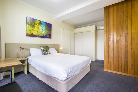 Boomerang Hotel - Accommodation Main Beach 0