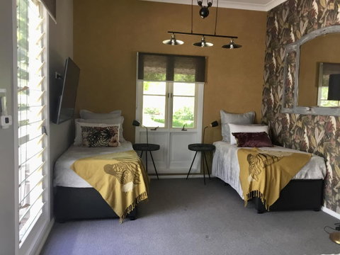 Chanticleer Gardens Barn Cottage With A Pool - Accommodation Main Beach 14