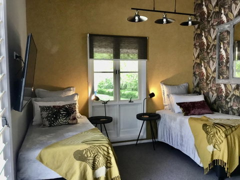 Chanticleer Gardens Barn Cottage With A Pool - Accommodation Main Beach 6
