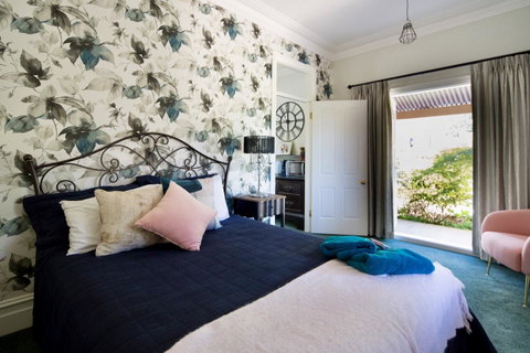 Chanticleer Gardens Barn Cottage With A Pool - Accommodation Main Beach 35
