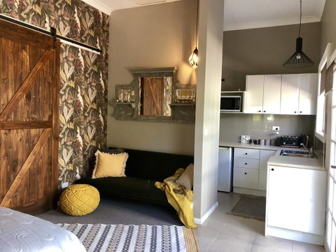 Chanticleer Gardens Barn Cottage With A Pool - Accommodation Main Beach 19