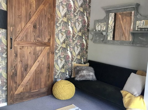 Chanticleer Gardens Barn Cottage With A Pool - Accommodation Main Beach 7