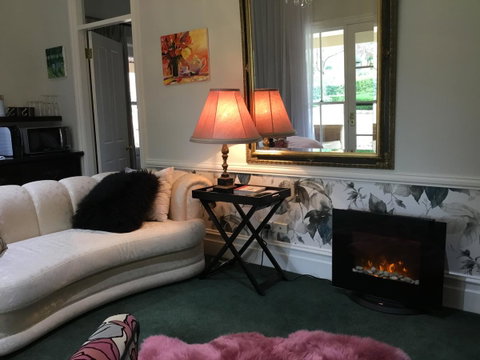 Chanticleer Gardens Barn Cottage With A Pool - Accommodation Main Beach 42