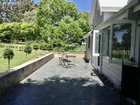 Chanticleer Gardens Barn Cottage With A Pool - Accommodation Main Beach 4