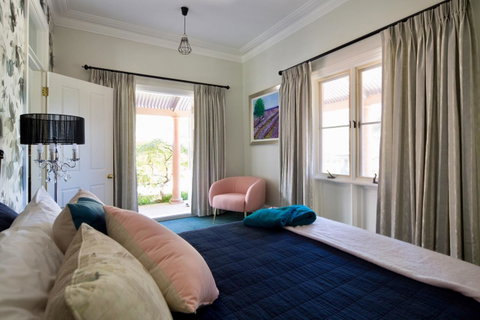 Chanticleer Gardens Barn Cottage With A Pool - Accommodation Main Beach 36