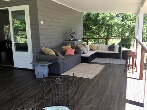 Chanticleer Gardens Barn Cottage With A Pool - Accommodation Main Beach 1