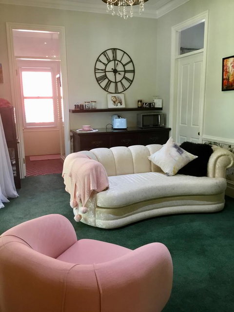 Chanticleer Gardens Barn Cottage With A Pool - Accommodation Main Beach 41