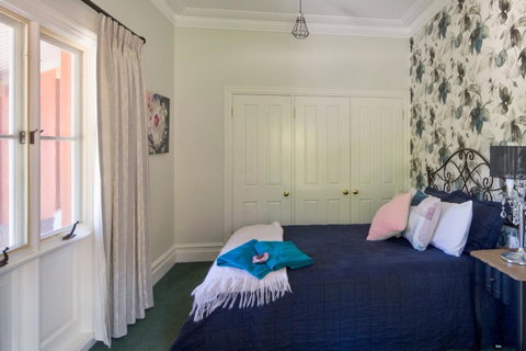 Chanticleer Gardens Barn Cottage With A Pool - Accommodation Main Beach 40