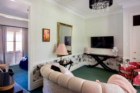 Chanticleer Gardens Barn Cottage With A Pool - Accommodation Main Beach 44