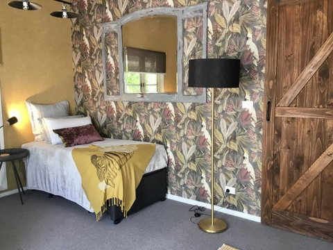 Chanticleer Gardens Barn Cottage With A Pool - Accommodation Main Beach 2