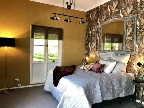 Chanticleer Gardens Barn Cottage With A Pool - Accommodation Main Beach 18