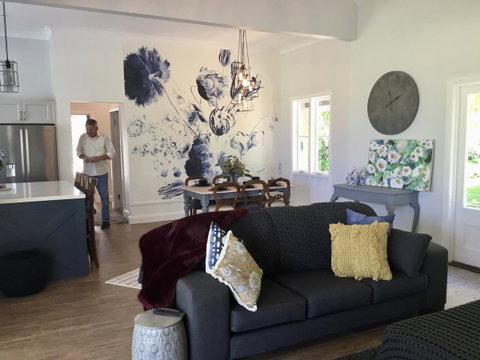 Chanticleer Gardens Barn Cottage With A Pool - Accommodation Main Beach 13