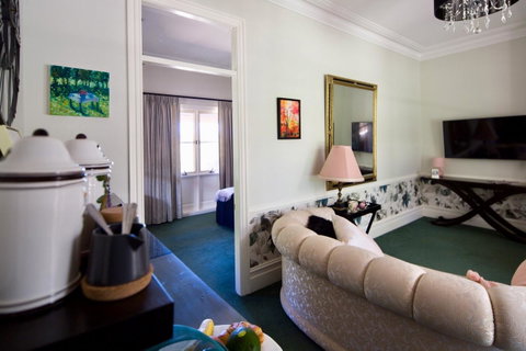 Chanticleer Gardens Barn Cottage With A Pool - Accommodation Main Beach 43