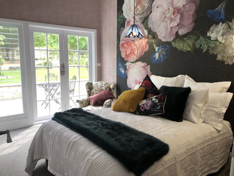 Chanticleer Gardens Barn Cottage With A Pool - Accommodation Main Beach 0