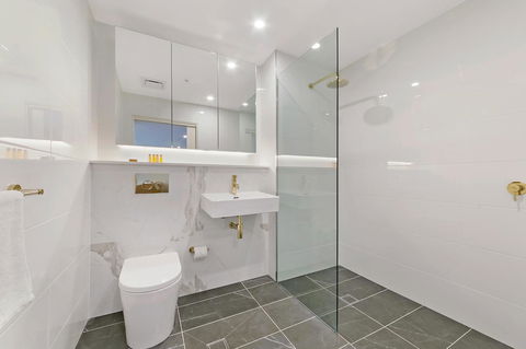 Stylish And Neat Two Bed Apartment In Wentworth Point - Accommodation Main Beach 9