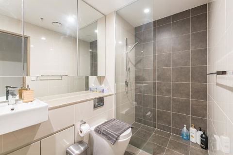 Sydney CBD Modern 2 Bedroom Apartment + Free Car Parking - Accommodation Main Beach 16