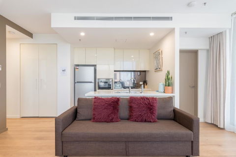Sydney CBD Modern 2 Bedroom Apartment + Free Car Parking - Accommodation Main Beach 4