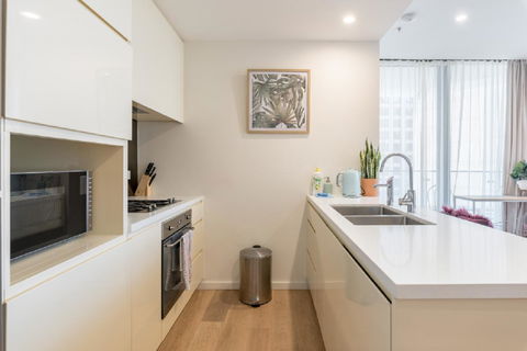 Sydney CBD Modern 2 Bedroom Apartment + Free Car Parking - Accommodation Main Beach 20