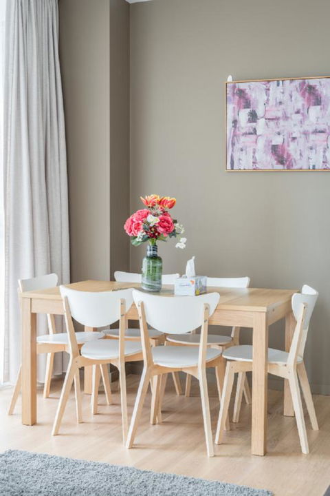 Sydney CBD Modern 2 Bedroom Apartment + Free Car Parking - Accommodation Main Beach 5